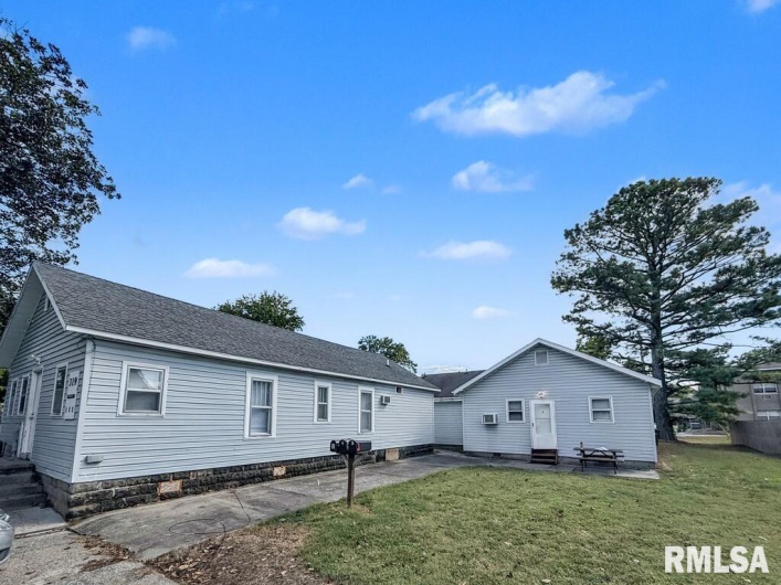 319/321 COLLEGE Street, Carbondale, Illinois 62901, 0 , 0 ,0,Residential Income,For Sale,COLLEGE,0,RMAPA1263586