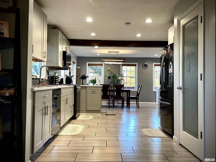 112 HILLCREST Drive, Goreville, Illinois 62939, 4 Bedrooms Bedrooms, 0 ,3 BathroomsBathrooms,Residential,For Sale,HILLCREST,0,RMAPA1263720