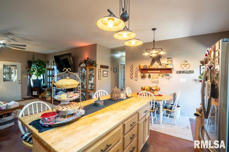 13261 CASEY Road, Marion, Illinois 62959, 3 Bedrooms Bedrooms, 0 ,2 BathroomsBathrooms,Residential,For Sale,CASEY,0,RMAPA1263769