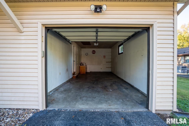 1104 POPLAR Street, Herrin, Illinois 62948, 3 Bedrooms Bedrooms, 0 ,1 BathroomBathrooms,Residential,For Sale,POPLAR,0,RMAPA1263795